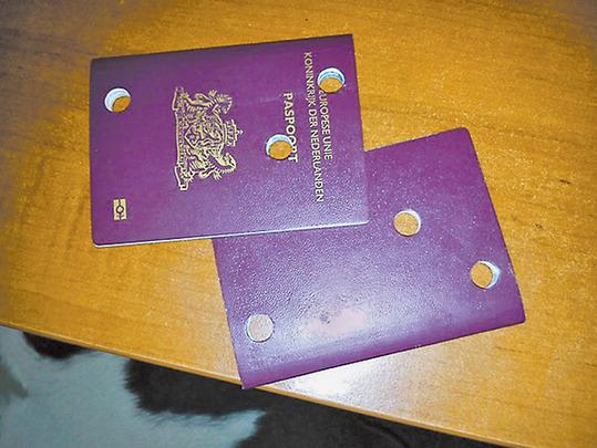Часть найденных паспортов MH17 намеренно повреждены 
дыроколами – в Нидерландах так «гасят» документы умерших людей.