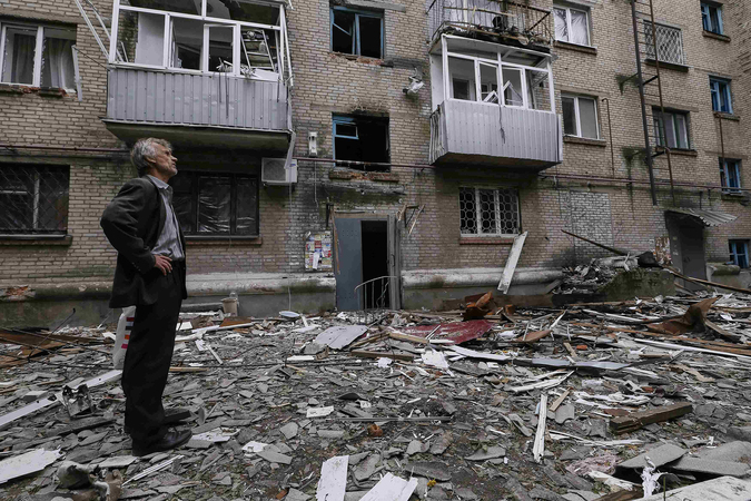 Правительственные войска без сомнения перешли к преступной тактике – полному уничтожению городов и поселений непокорного юго-востока. 	Фото Reuters
